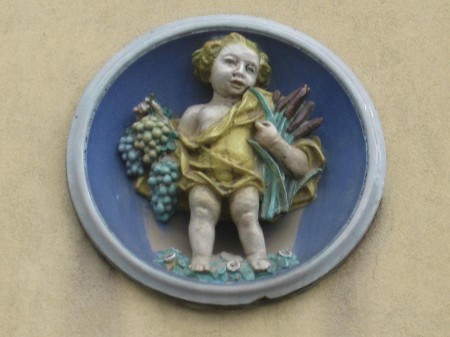 Majolikarelief 'Putto in Medaille' von Michael Powolny 1950