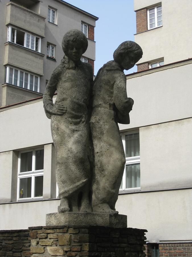 Skulptur 'Lautenspielerin und Sängerin' von Margarethe Hanusch 1959