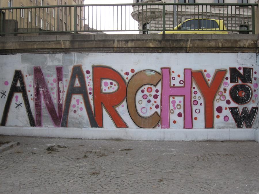 Graffito 'Anarchy Now'