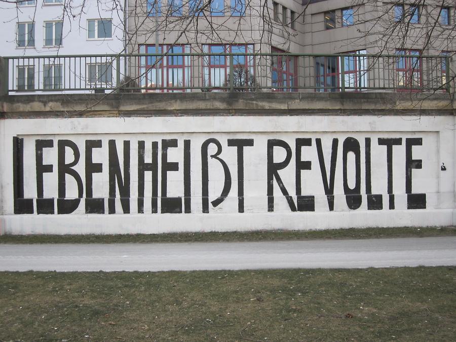 Graffito 'Leben heißt Revolte'