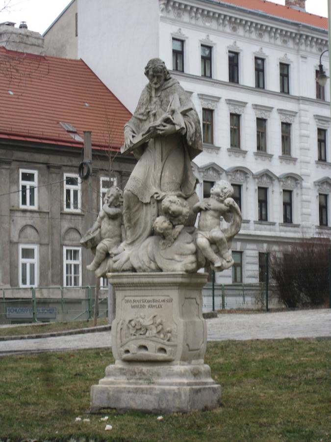 Hl. Johannes von Nepomuk vor der Erdberger Pfarrkirche Peter und Paul