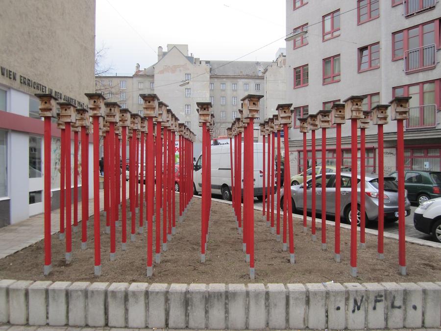 Kunstinstallation 'Warten auf Vögel' mit 98 Vogelhäusern von Josef Bernhardt