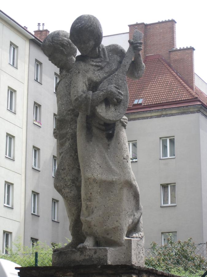 Skulptur 'Lautenspielerin und Sängerin' von Margarethe Hanusch