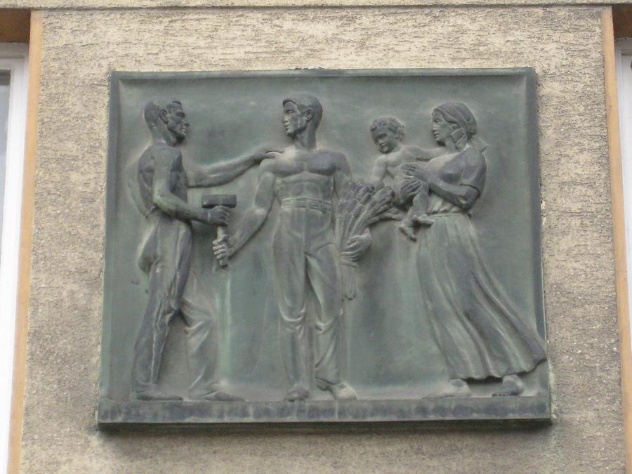 Bronzerelief 'Allegorie auf die Verbundenheit von Industrie, Landwirtschaft und Familie' 1938
