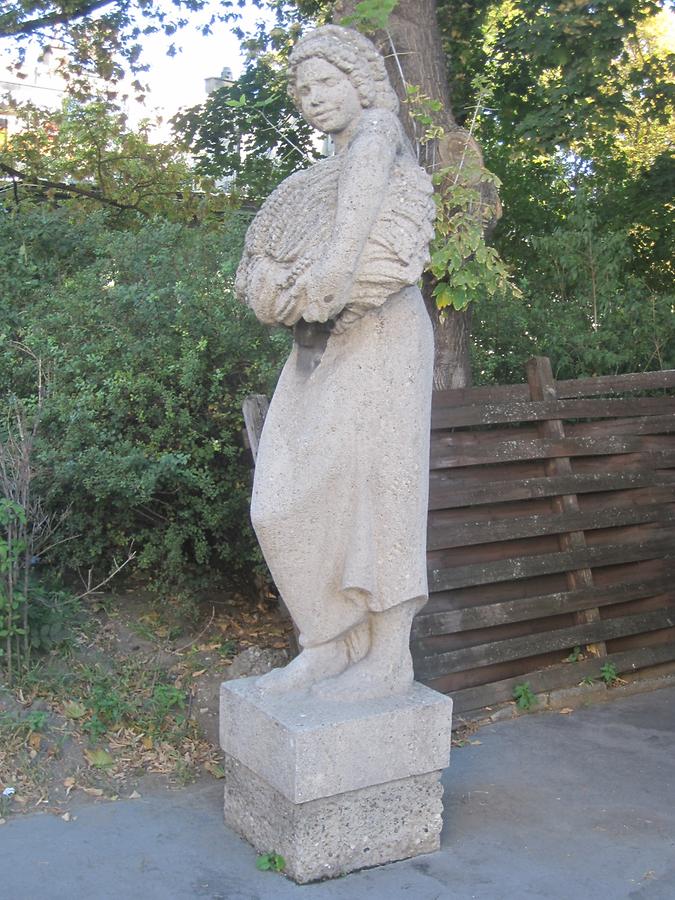 Natursteinplastik 'Die Ährenträgerin' von Margaretha Hanusch 1963