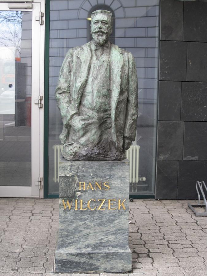 Johann 'Hans' Nepomuk Graf Wilczek Denkmal vor der Südseite des Wiener Rettungs-Gebäudes