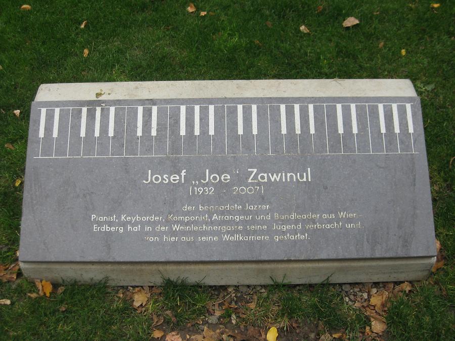 Joe Zawinul Gedenktafel auf Gedenkstein