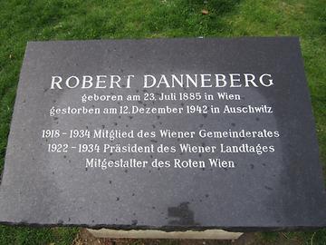 Ein Gedenkstein für Robert Danneberg im Wiener Arenbergpark.