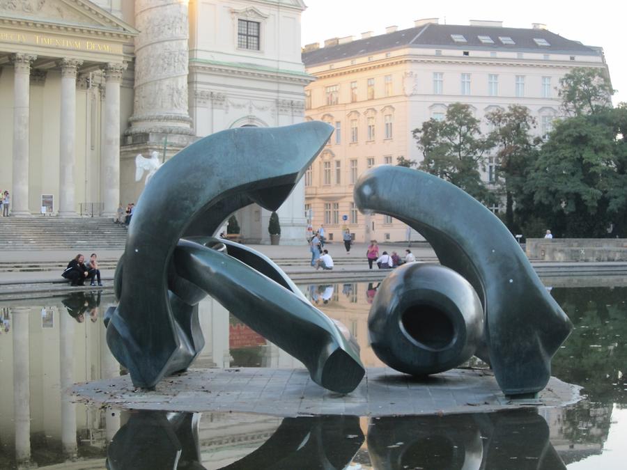 Plastik 'Hill Arches' im Wasserbecken vor der Karlskirche von Henry Moore 1973