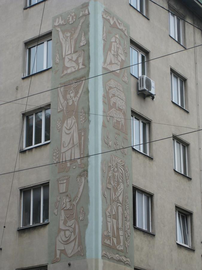 Sgraffito 'Südtiroler Figuren' von Karl Hauk 1956