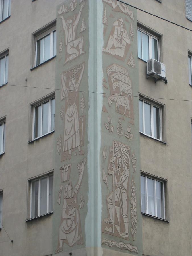 Sgraffiti 'Südtiroler Figuren' von Karl Hauk 1957