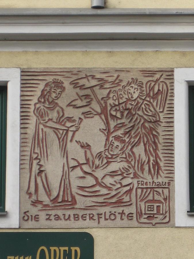 Sgraffito zur Wiedner Bezirksgeschichte 'Die Zauberflöte'