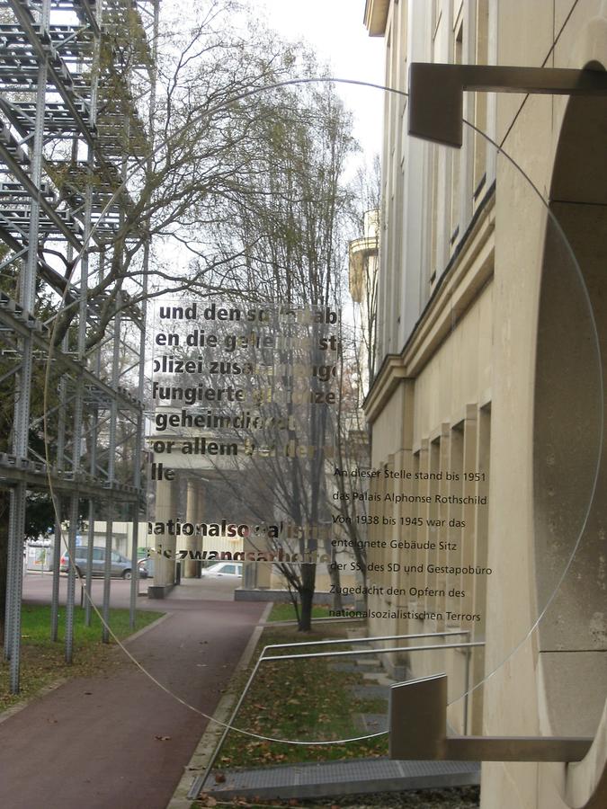 Palais Alphonse Rothschild Erinnerungstafel als Glasinstallation von Ingeborg Kumpfmüller 2004