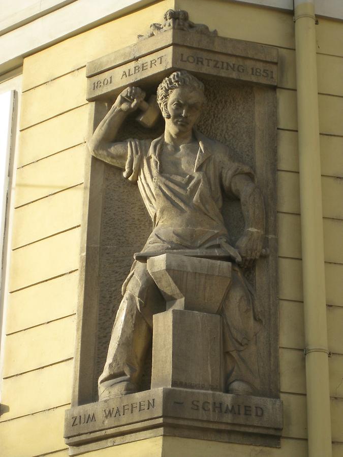 'Zum Waffenschmied'-Wandskulptur zum Gedenken an Albert Lortzing