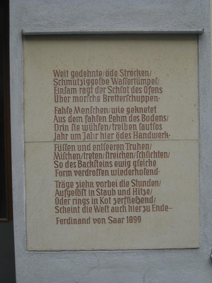 Ziegelofen-Erinnerungstafel mit dem Gedicht 'Der Ziegelschlag' von Ferdinand von Saar