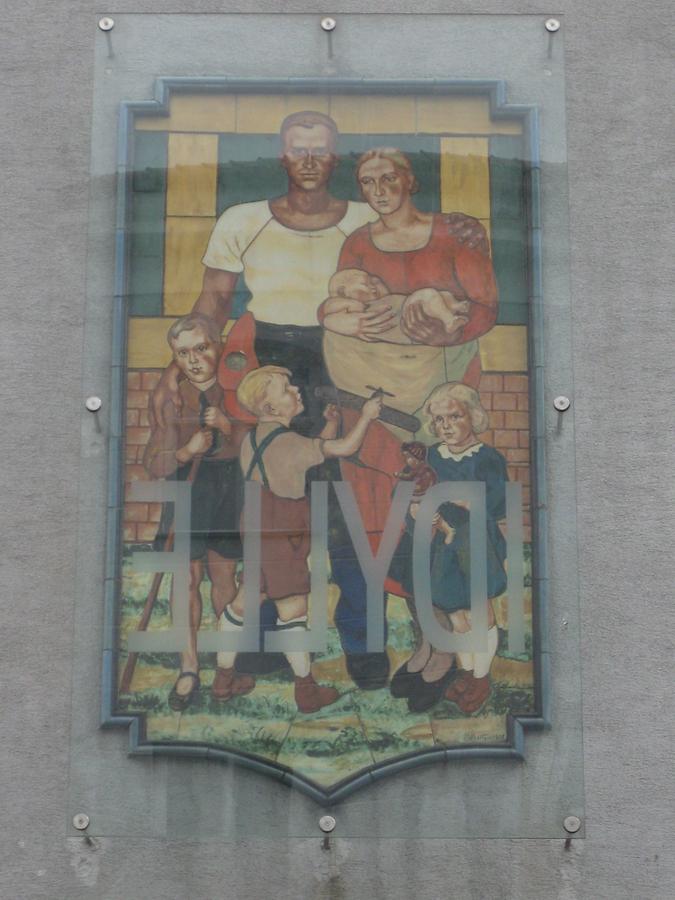 Wandbild 'Familie' 1939 mit Intervention 'Idylle' von Ulrike Lienbacher 2002