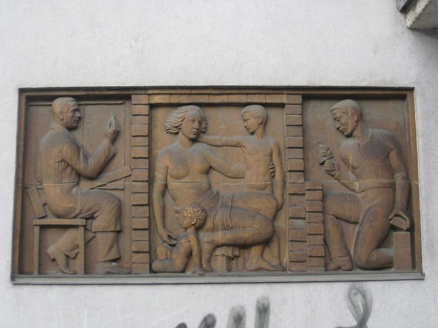 Terrakottarelief 'Mutter mit Kind, Baumeister und Maurer' 1933