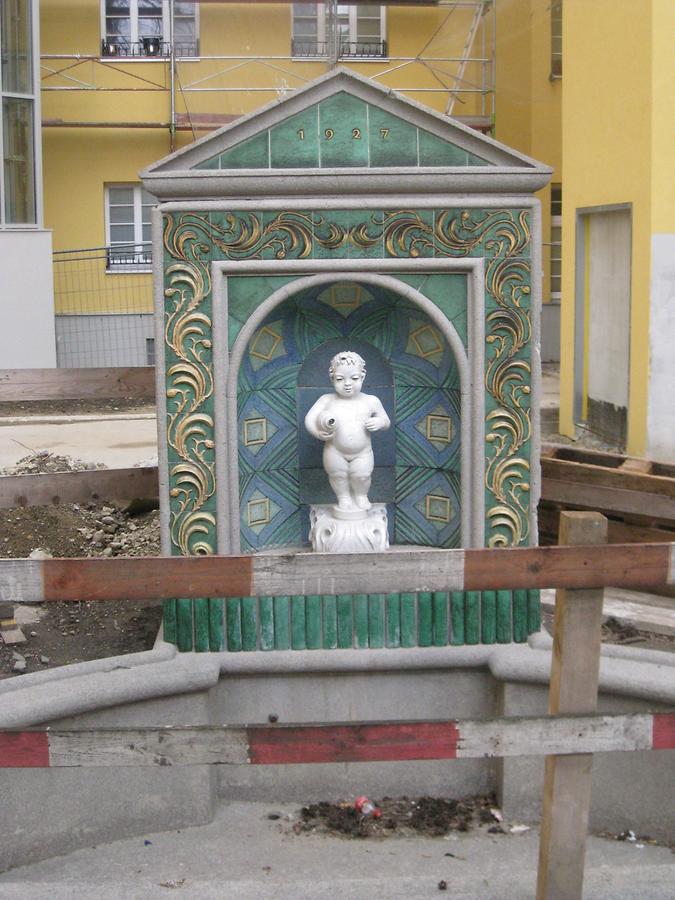 Keramischer Zierbrunnen von Robert Obsieger 1927 (rechts) in Renovierung