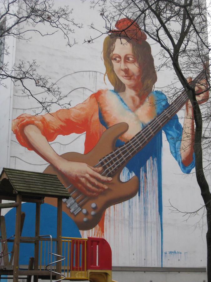Siebenbrunnengasse 76-78 vis-à-vis Streetart 'Gitarrenspielerin'