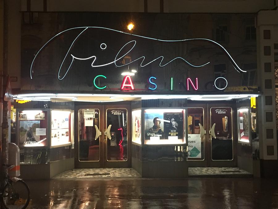 Filmcasino bei Nacht