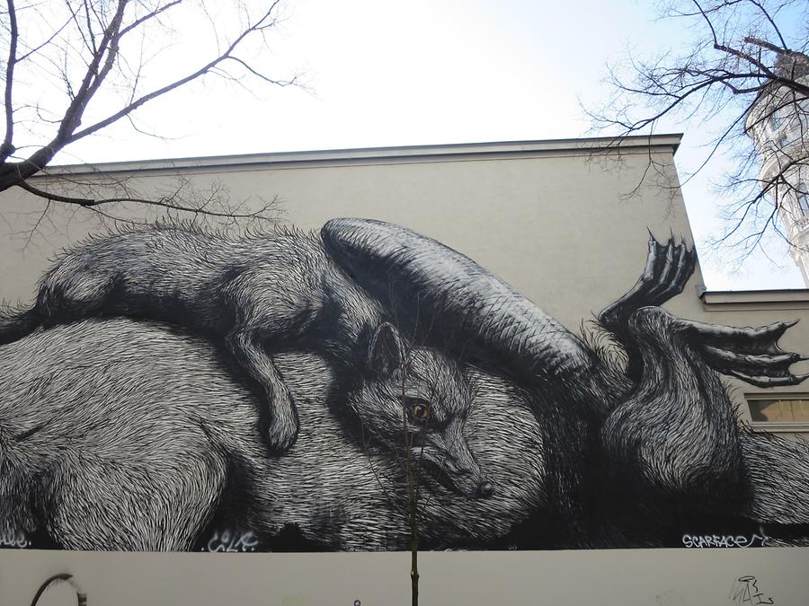 Street Art Graffito 'Interoperable Gallery' von Roa 2013
