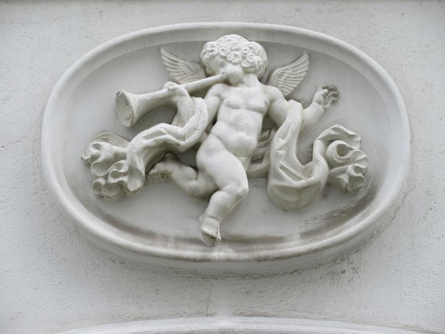 Putto mit Trompete