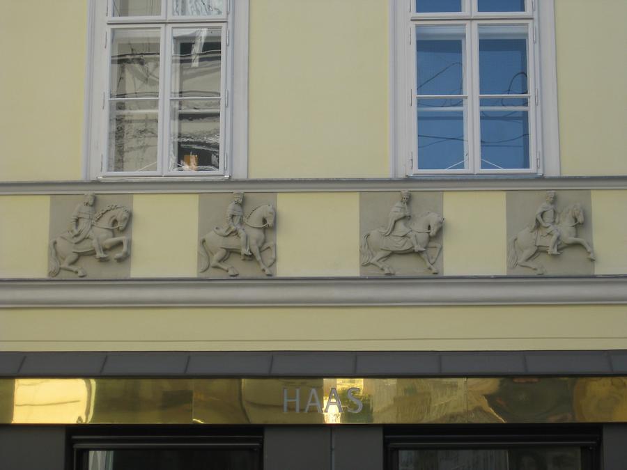 Fries mit Reiterreliefs (links)