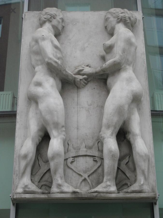 Doppelfigurenrelief von Anton Hanak in der Mitte