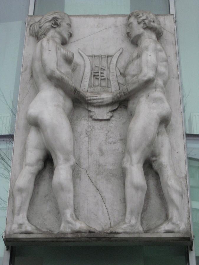 Doppelfigurenrelief von Anton Hanak rechts