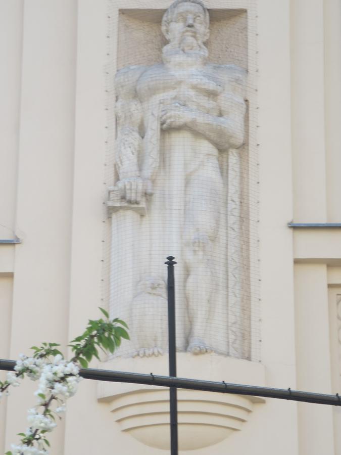 Wandskulptur links außen