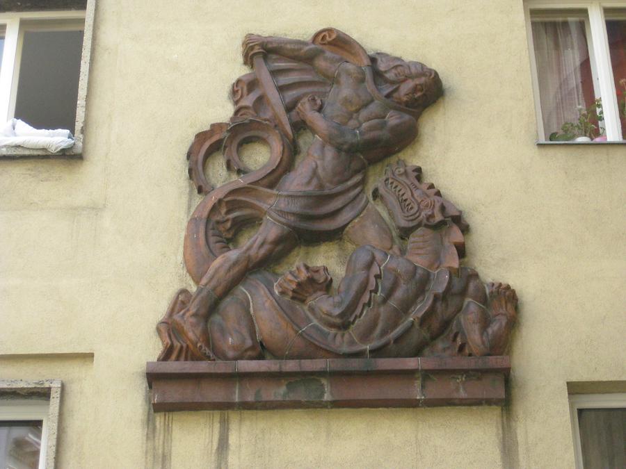 Terrakottarelief 'Siegfried im Kampf gegen Fafner von Ferdinand Opitz 1940