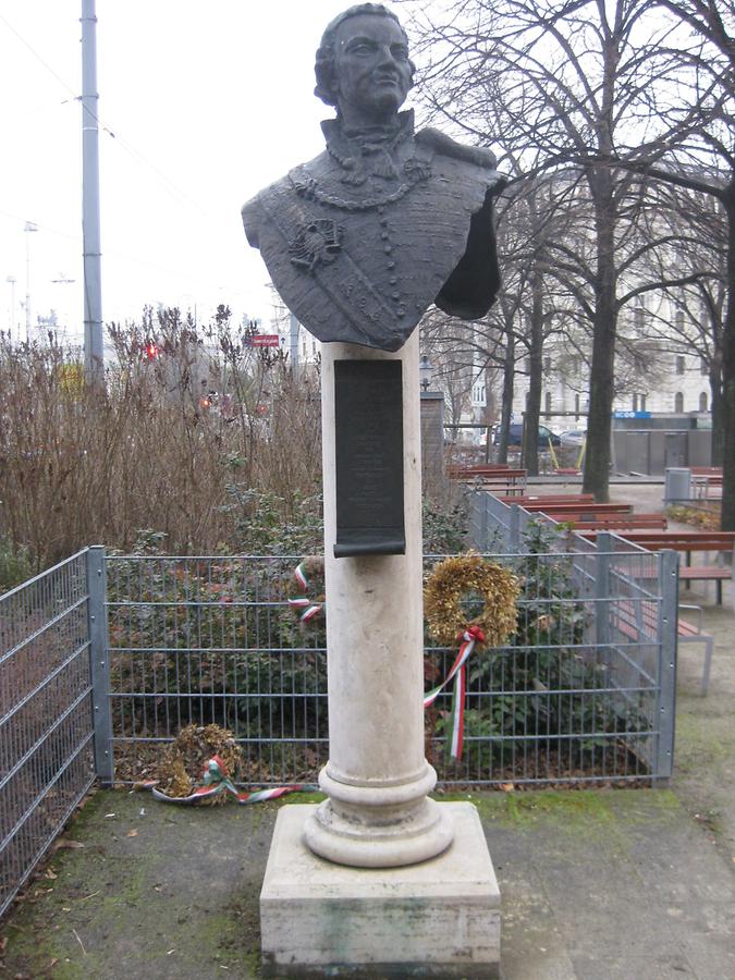 György Bessenyei Denkmal