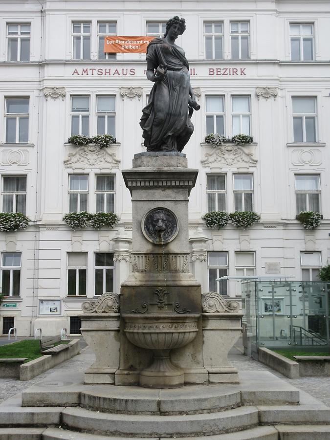 Wachsamkeitsbrunnen vor dem Amtshaus für den 8. Bezirk