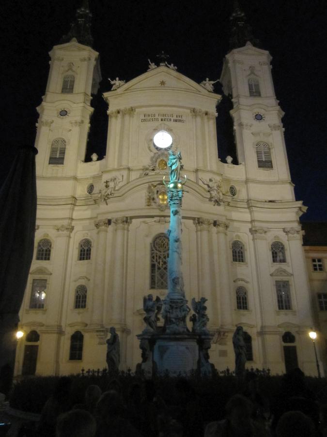 Piaristenkirche bei Nacht