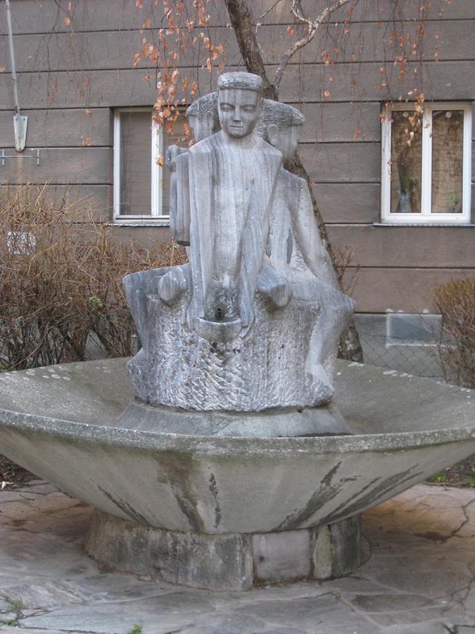 Brunnen mit 'Knabenfiguren' von Mathias Hietz 1954