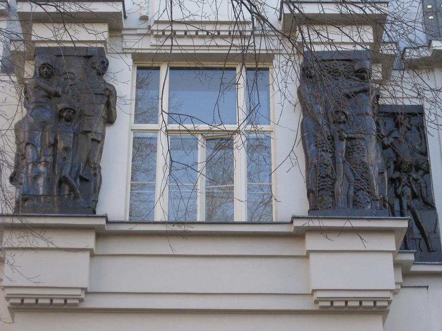Fassaden-Majolikarelief (links) 1908