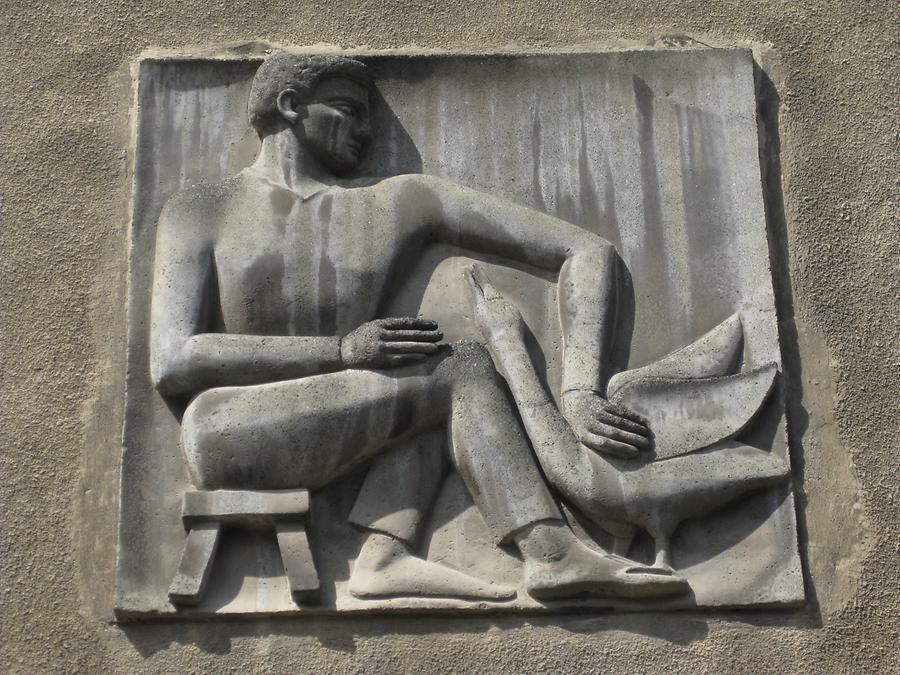 Keramikrelief 'Marktverkäufer' von Getrude Fronius 1958