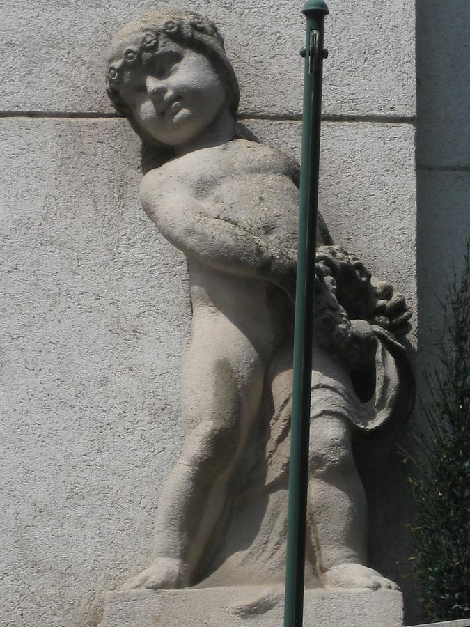 Putto links von Arthur Kaan 1925