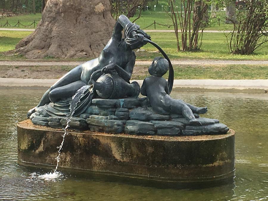 Brunnen mit Figur Nereide mit Kind von Franz Anton Zauner 1795