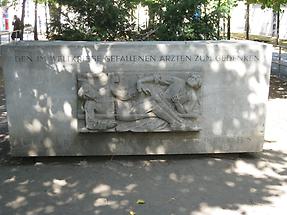 Denkmal zum Gedenken für die im (1.) Weltkrieg gefallenen Ärzte