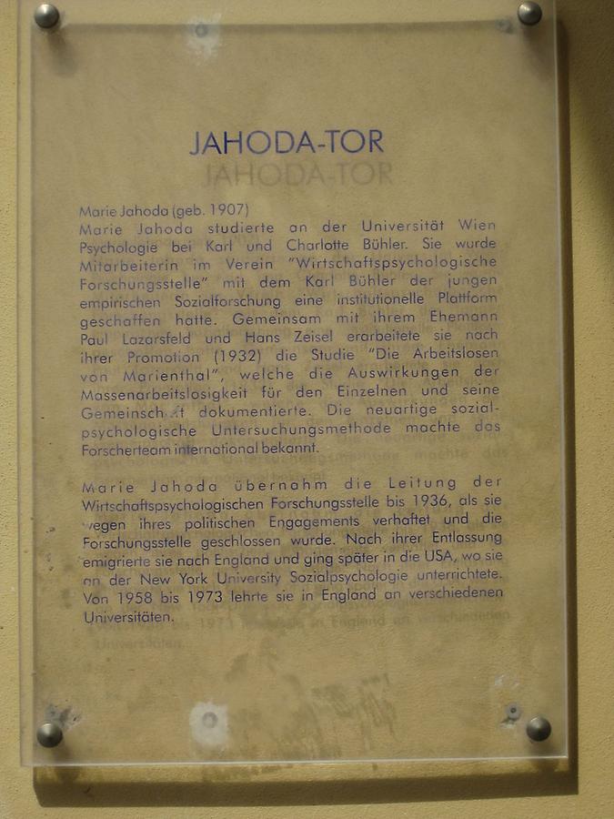 Gedenktafel am (Maria) Jahoda-Tor