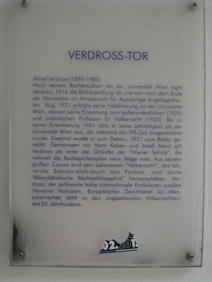 Gedenktafel am (Alfred) Verdross-Tor