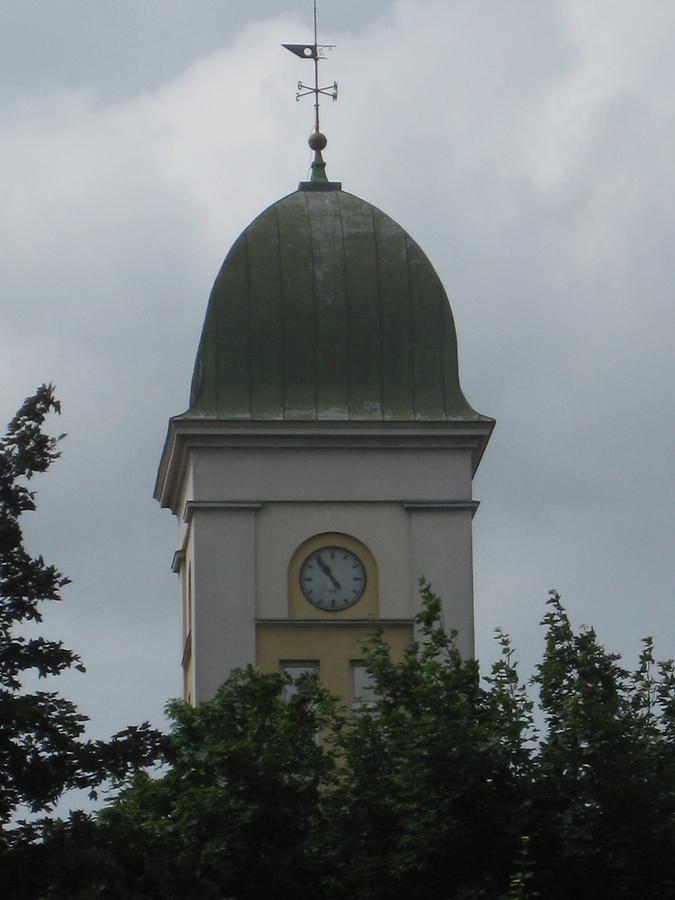 Uhr auf dem Direktionsgebäude