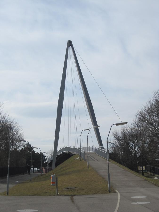 Pernerstorfersteg über Grenzackerstraße