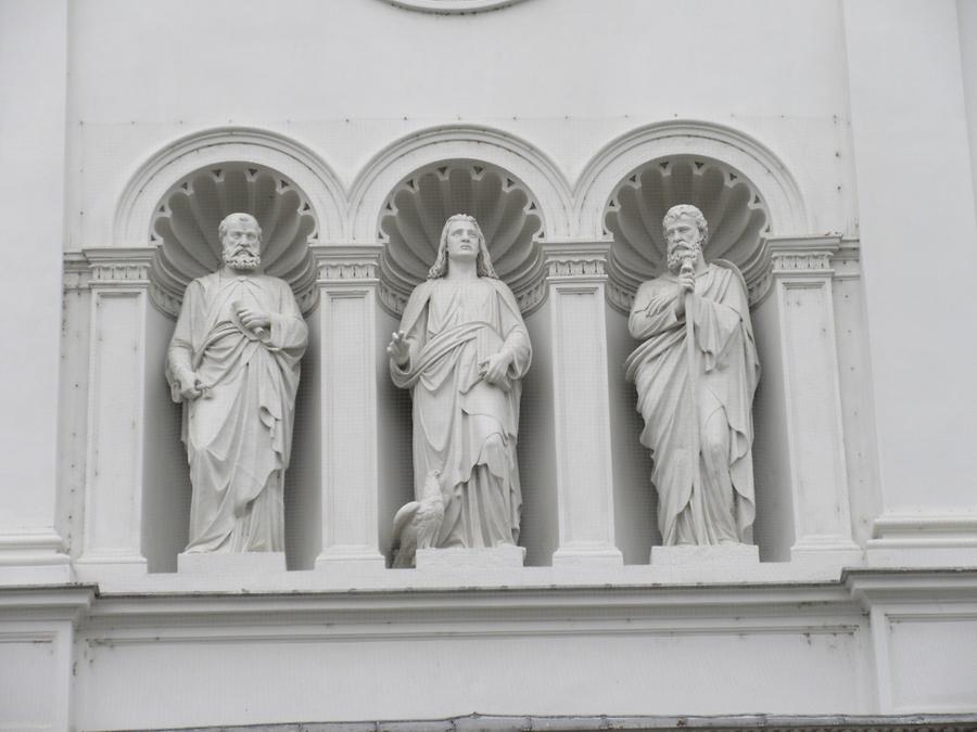 Nischenfiguren der Hll. Petrus, Johannes und Paulus