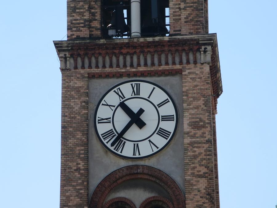 Kirchenuhr links