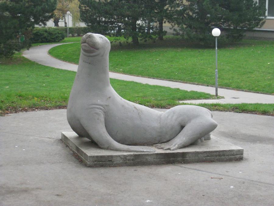 Kunststeinplastik 'Seelöwe' von Franz Waldmüller 1961