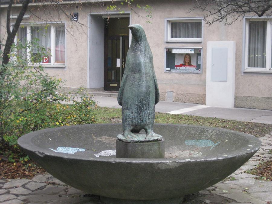Kunststeinbrunnen 'Pinguin und Fische' von Walter Leitner 1961