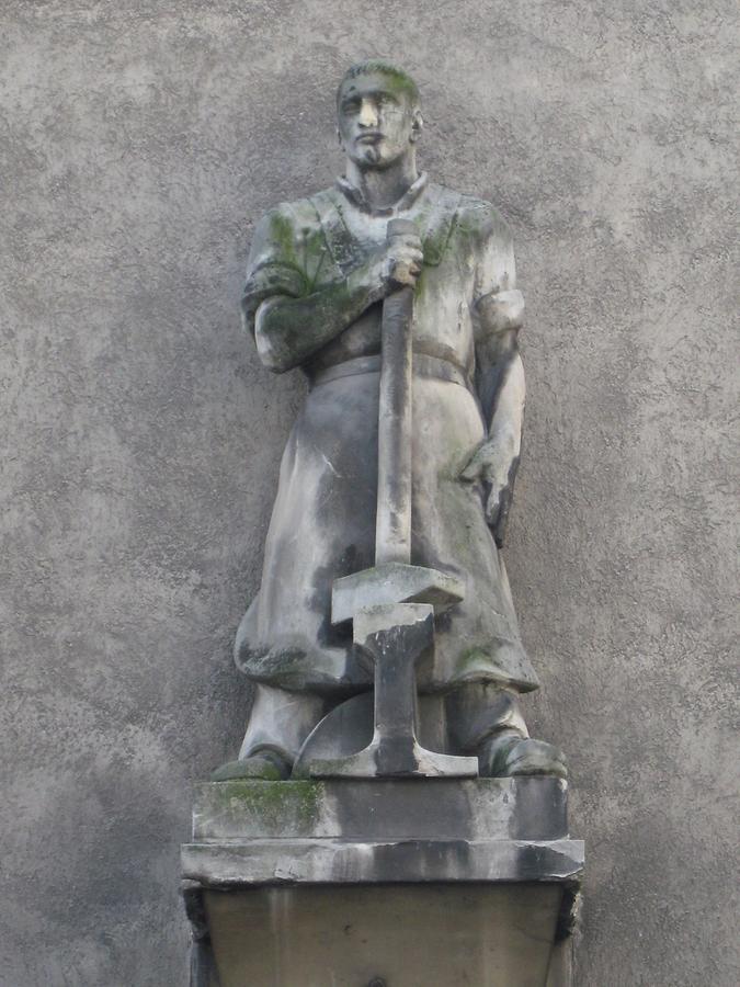 Wandskulptur 'Schmied' von Adolf Wagner in der Mühl 1960 Wandskulptur 'Schmied' von Adolf Wagner in der Mühl 1960