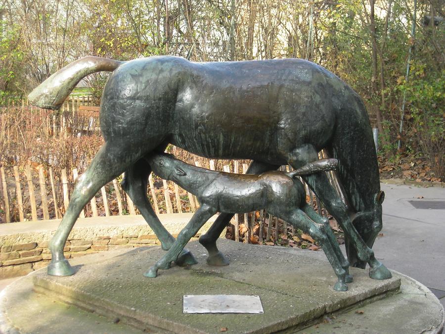 Plastik 'Zwei Pferde - Mutter und Kind' von Walter Lackner 1958